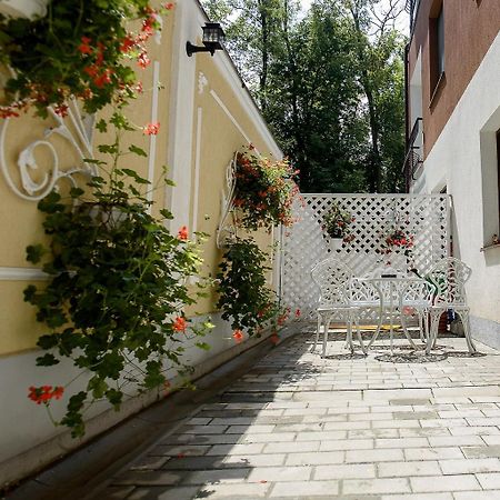 Carla'S Apartment, Airport & Train Station Shuttle Iasi Exterior photo