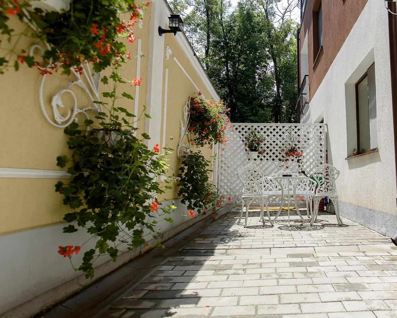 Carla'S Apartment, Airport & Train Station Shuttle Iasi Exterior photo